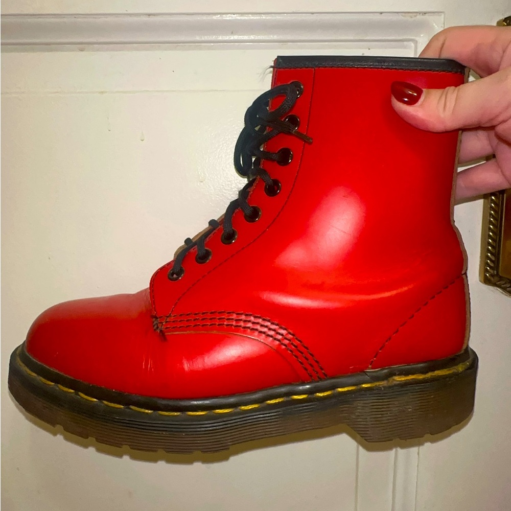 Unisex M5/W7 Made in England Dr Martens Red, The Orginal
